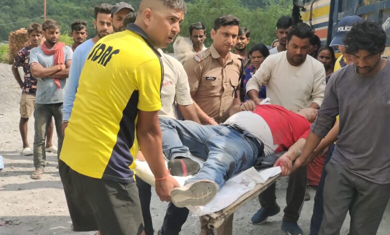 सहस्त्रधारा में बड़ा हादसा: 50 मीटर गहरी खाई में गिरी कार, तीन घायल सहस्त्रधारा में बड़ा हादसा: 50 मीटर गहरी खाई में गिरी कार, तीन घायल