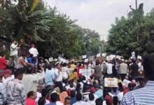 मानदेय और मनरेगा मजदूरी बढ़ाने की मांग, ग्राम प्रधानों ने तोड़ी बैरिकेडिंग