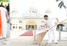 Uttarakhand News: गुरुद्वारा नानकमत्ता साहिब में CM धामी ने किया श्रमदान, स्वच्छता को जनभागीदारी से जोड़ने का दिया संदेश…..