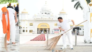 Uttarakhand News: गुरुद्वारा नानकमत्ता साहिब में CM धामी ने किया श्रमदान, स्वच्छता को जनभागीदारी से जोड़ने का दिया संदेश….. Uttarakhand News: गुरुद्वारा नानकमत्ता साहिब में CM धामी ने किया श्रमदान, स्वच्छता को जनभागीदारी से जोड़ने का दिया संदेश…..